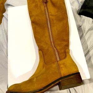 Also suede boots. Signs of wear, gently used